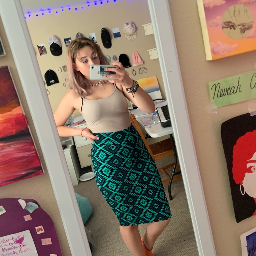 Blue-patterned form fitting skirt